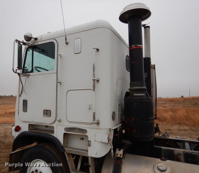 image for item DG5860 1990 Freightliner COE semi truck