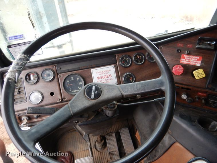 image for item DG5860 1990 Freightliner COE semi truck