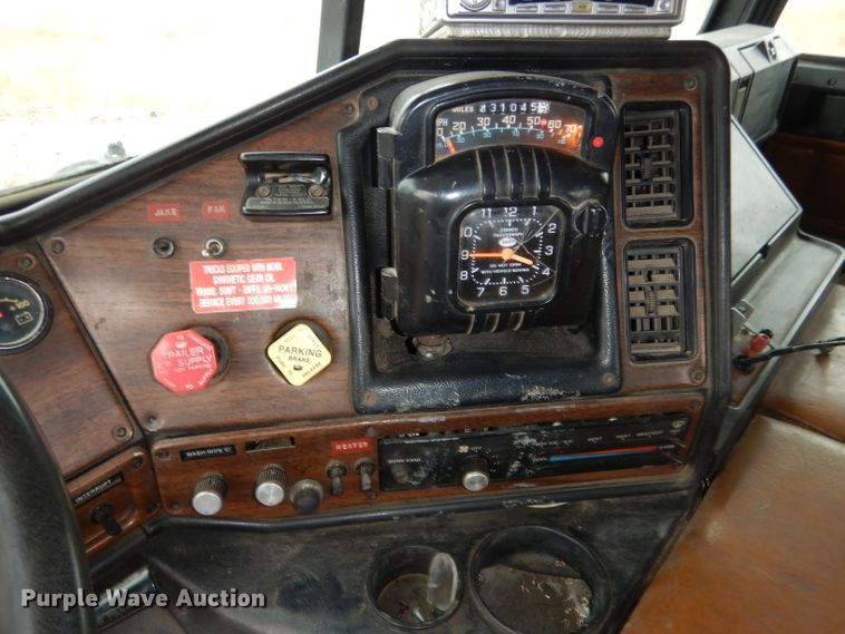 image for item DG5860 1990 Freightliner COE semi truck