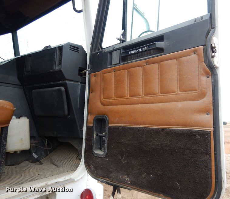 image for item DG5860 1990 Freightliner COE semi truck