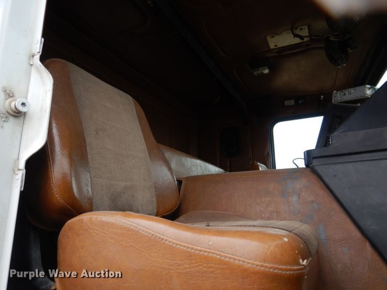 image for item DG5860 1990 Freightliner COE semi truck