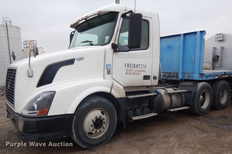 image for item DH2261 2012 Volvo VN semi truck