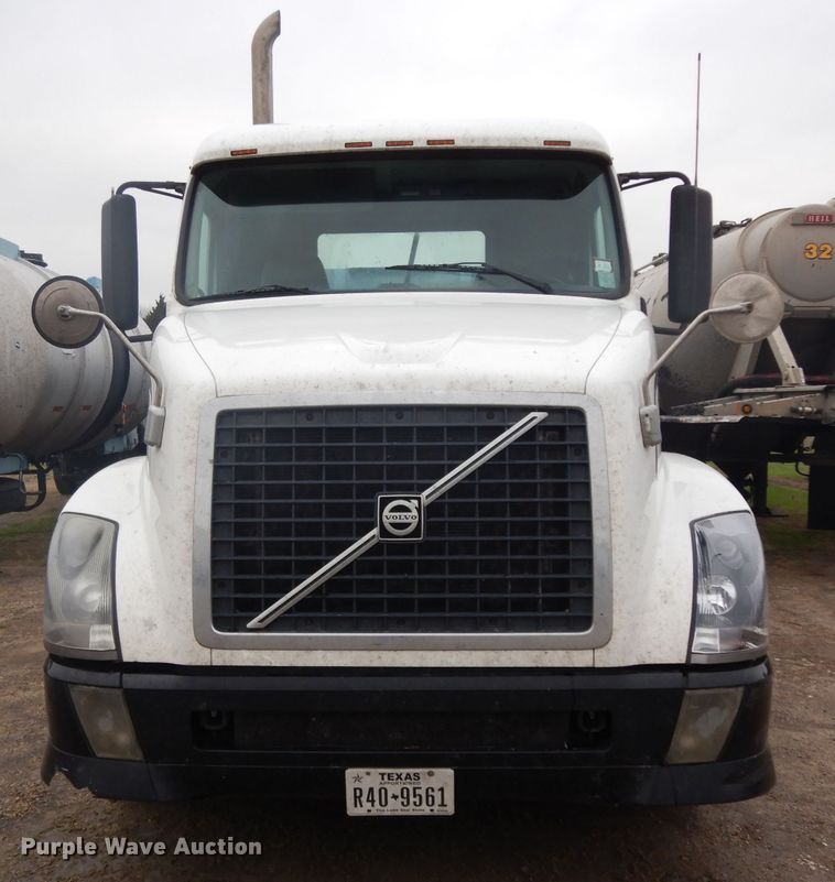 image for item DH2261 2012 Volvo VN semi truck