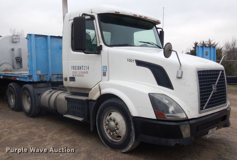 image for item DH2261 2012 Volvo VN semi truck