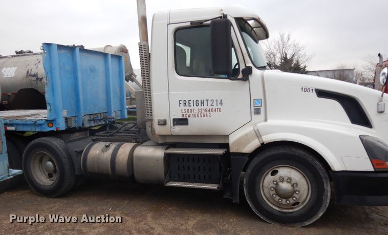 image for item DH2261 2012 Volvo VN semi truck