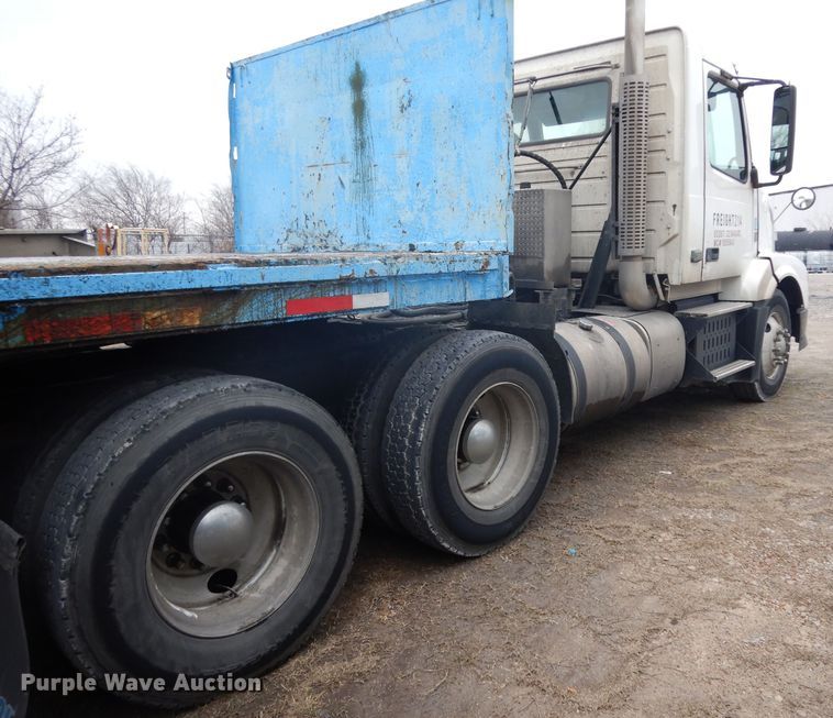 image for item DH2261 2012 Volvo VN semi truck