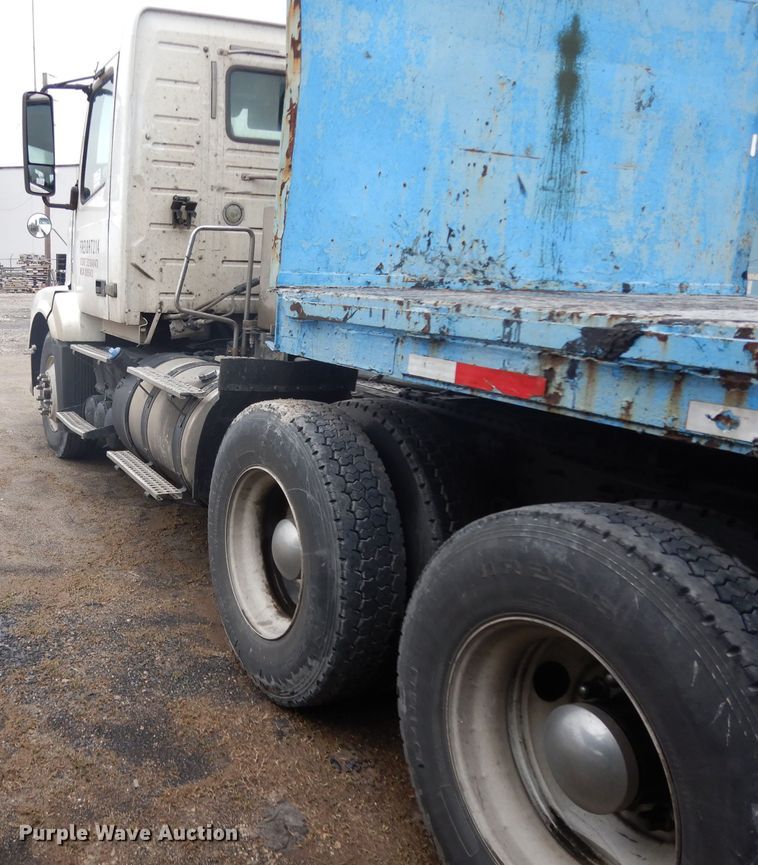 image for item DH2261 2012 Volvo VN semi truck