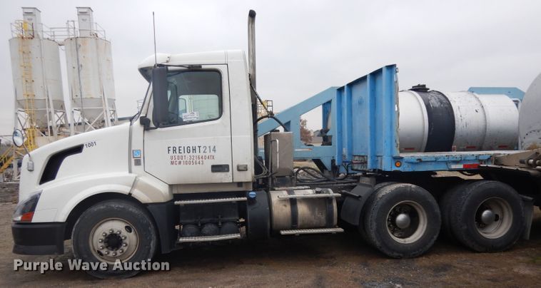 image for item DH2261 2012 Volvo VN semi truck