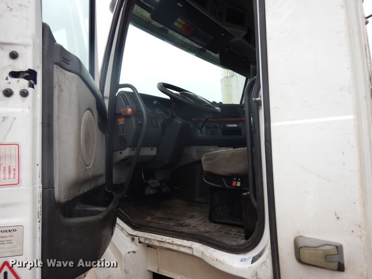 image for item DH2261 2012 Volvo VN semi truck