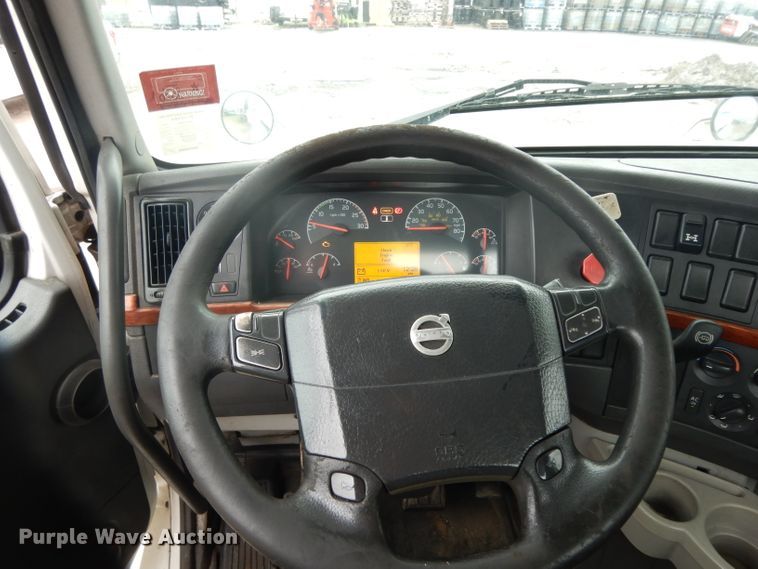 image for item DH2261 2012 Volvo VN semi truck