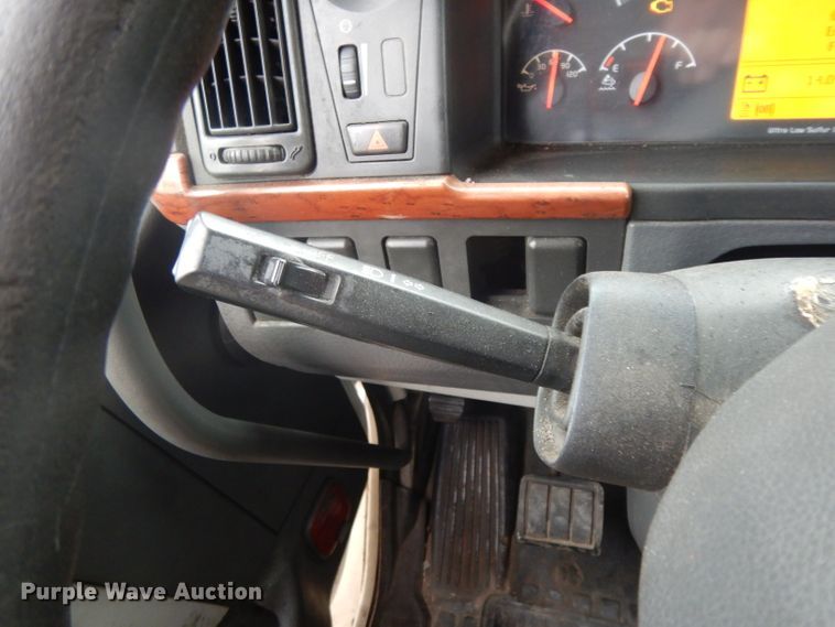 image for item DH2261 2012 Volvo VN semi truck