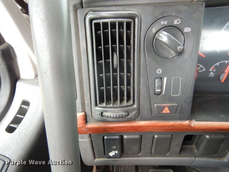 image for item DH2261 2012 Volvo VN semi truck