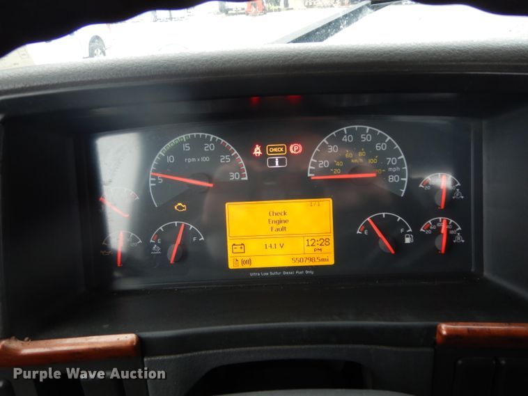 image for item DH2261 2012 Volvo VN semi truck