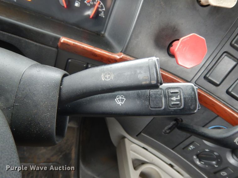 image for item DH2261 2012 Volvo VN semi truck