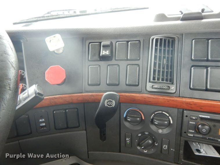 image for item DH2261 2012 Volvo VN semi truck