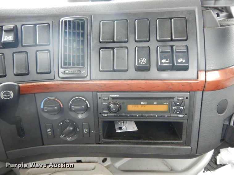 image for item DH2261 2012 Volvo VN semi truck