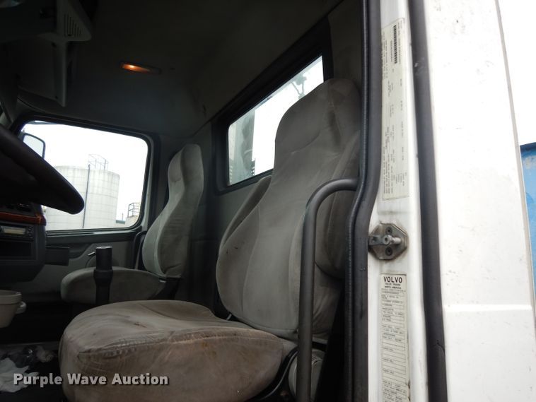 image for item DH2261 2012 Volvo VN semi truck