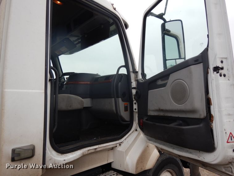 image for item DH2261 2012 Volvo VN semi truck