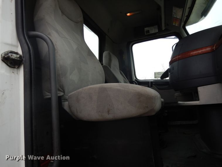 image for item DH2261 2012 Volvo VN semi truck