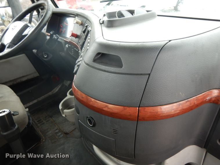 image for item DH2261 2012 Volvo VN semi truck