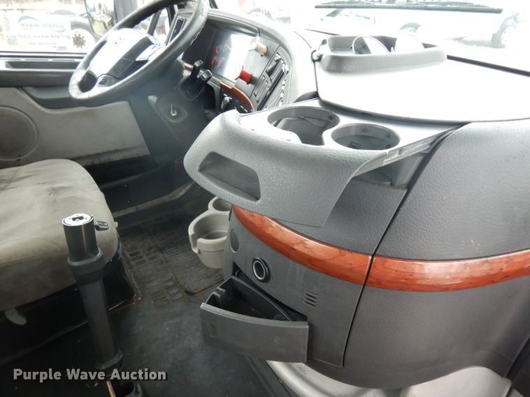 image for item DH2261 2012 Volvo VN semi truck