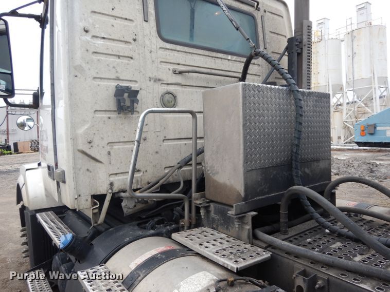 image for item DH2261 2012 Volvo VN semi truck