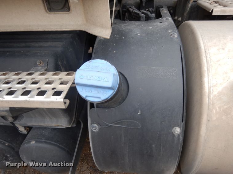 image for item DH2261 2012 Volvo VN semi truck