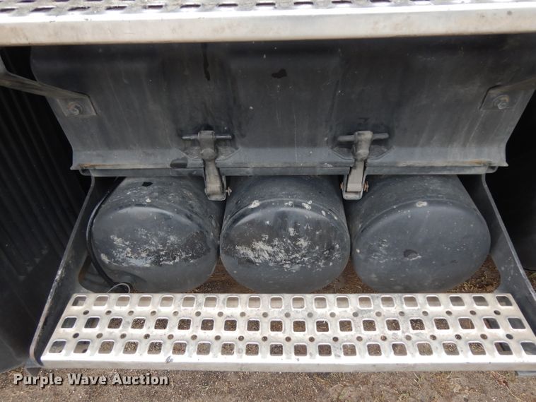 image for item DH2261 2012 Volvo VN semi truck