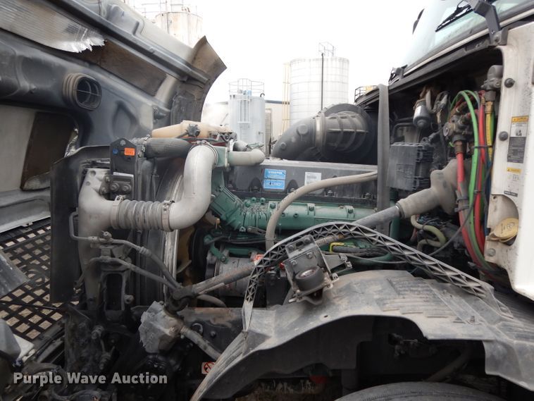 image for item DH2261 2012 Volvo VN semi truck