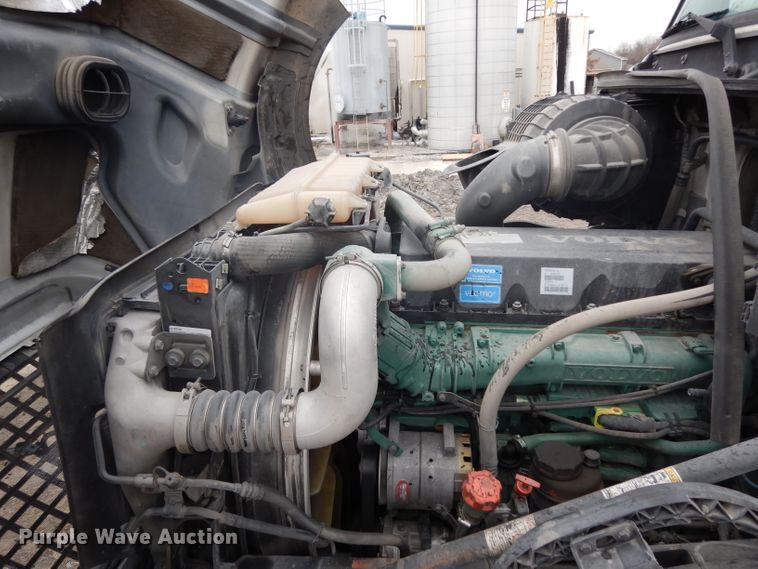 image for item DH2261 2012 Volvo VN semi truck