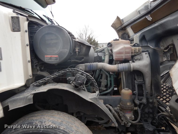 image for item DH2261 2012 Volvo VN semi truck