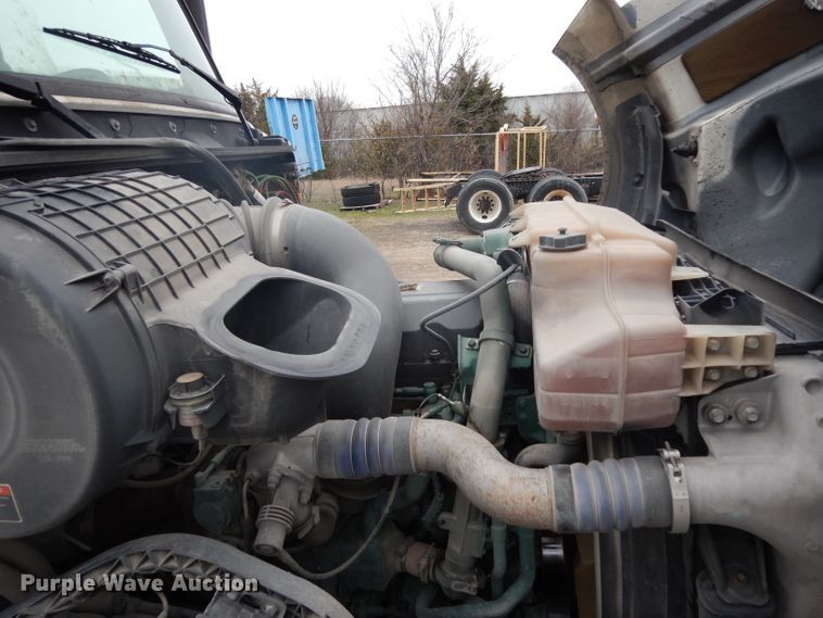 image for item DH2261 2012 Volvo VN semi truck