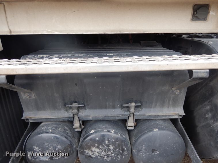 image for item DH2261 2012 Volvo VN semi truck