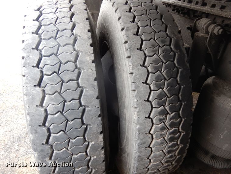 image for item DH2261 2012 Volvo VN semi truck