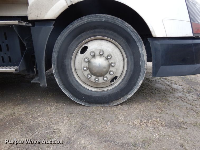 image for item DH2261 2012 Volvo VN semi truck