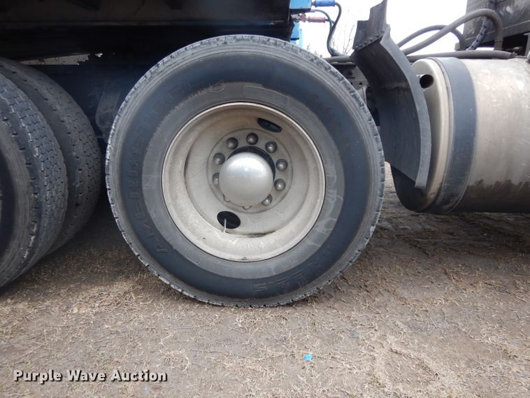 image for item DH2261 2012 Volvo VN semi truck