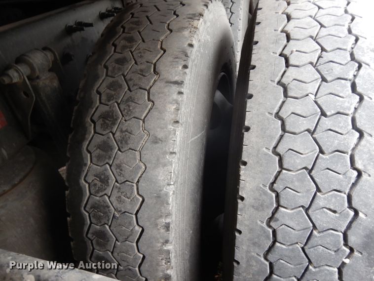 image for item DH2261 2012 Volvo VN semi truck