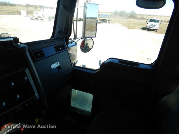 image for item DH5298 2007 Kenworth T800 semi truck