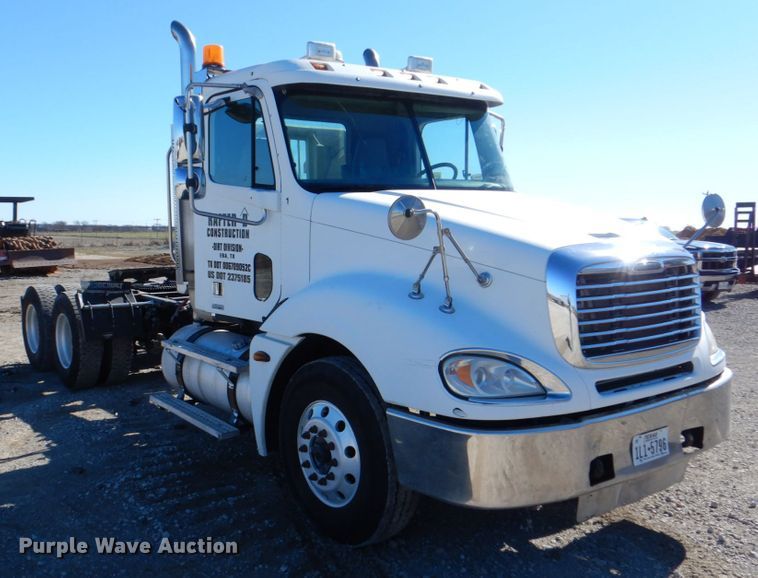 image for item DH5299 2005 Freightliner Columbia 120 semi truck