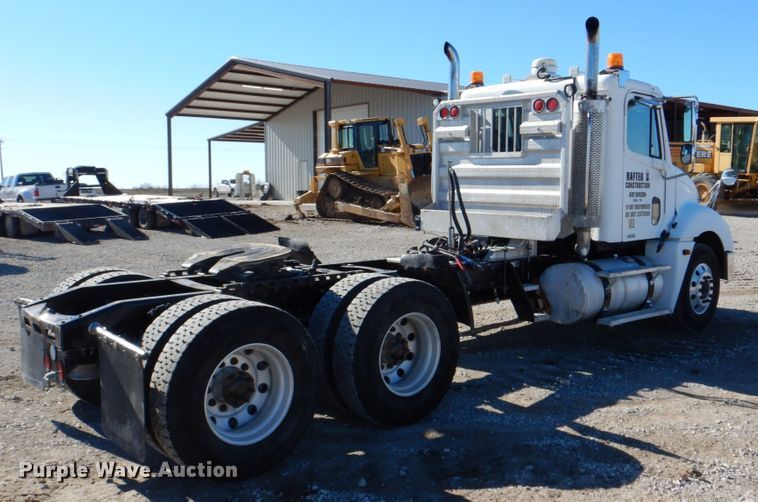 image for item DH5299 2005 Freightliner Columbia 120 semi truck