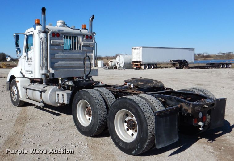 image for item DH5299 2005 Freightliner Columbia 120 semi truck