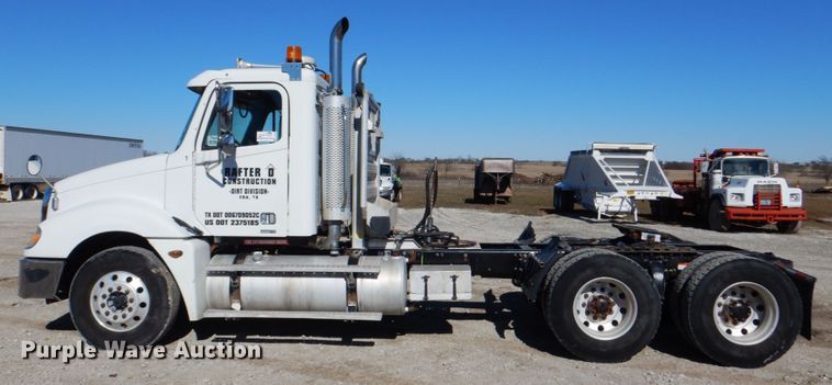 image for item DH5299 2005 Freightliner Columbia 120 semi truck