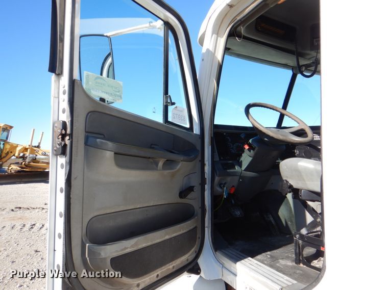 image for item DH5299 2005 Freightliner Columbia 120 semi truck