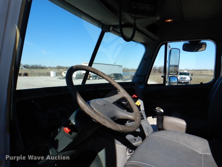 image for item DH5299 2005 Freightliner Columbia 120 semi truck