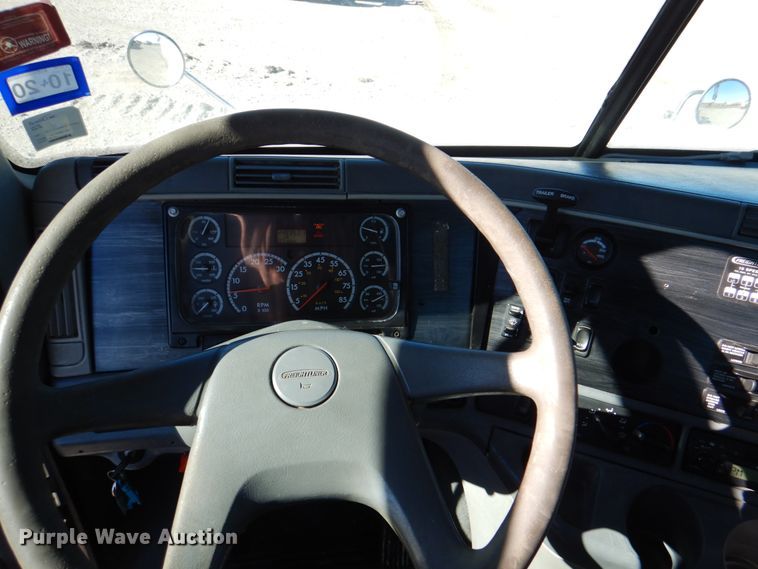 image for item DH5299 2005 Freightliner Columbia 120 semi truck