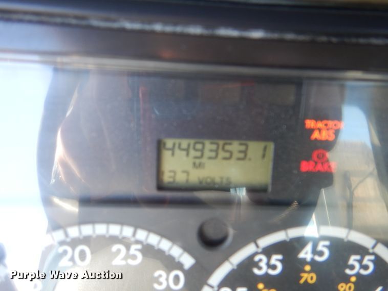 image for item DH5299 2005 Freightliner Columbia 120 semi truck