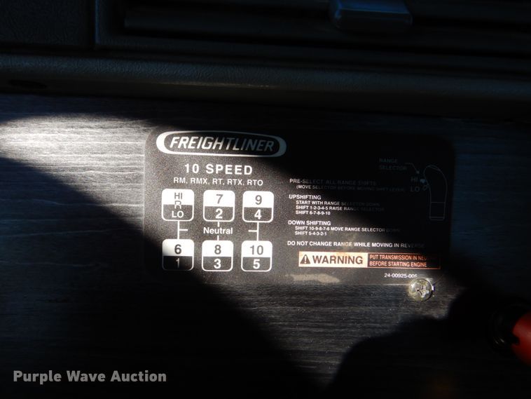 image for item DH5299 2005 Freightliner Columbia 120 semi truck