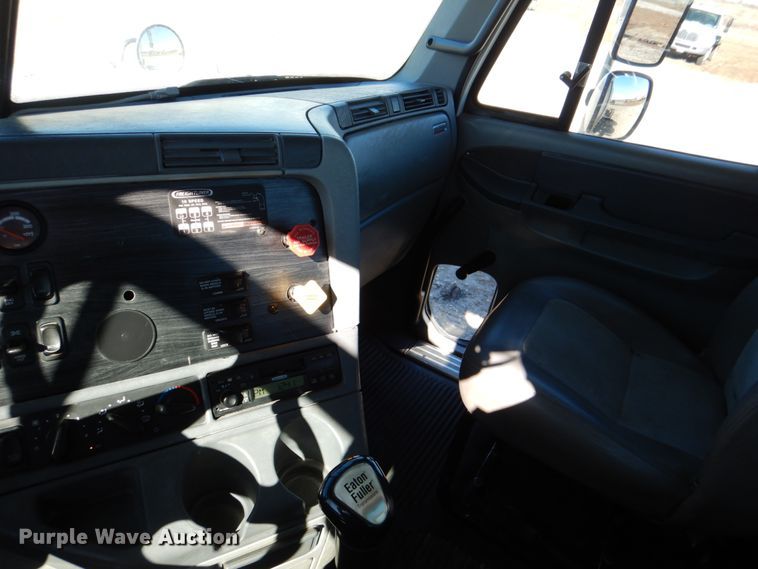 image for item DH5299 2005 Freightliner Columbia 120 semi truck