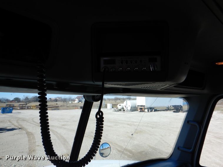 image for item DH5299 2005 Freightliner Columbia 120 semi truck