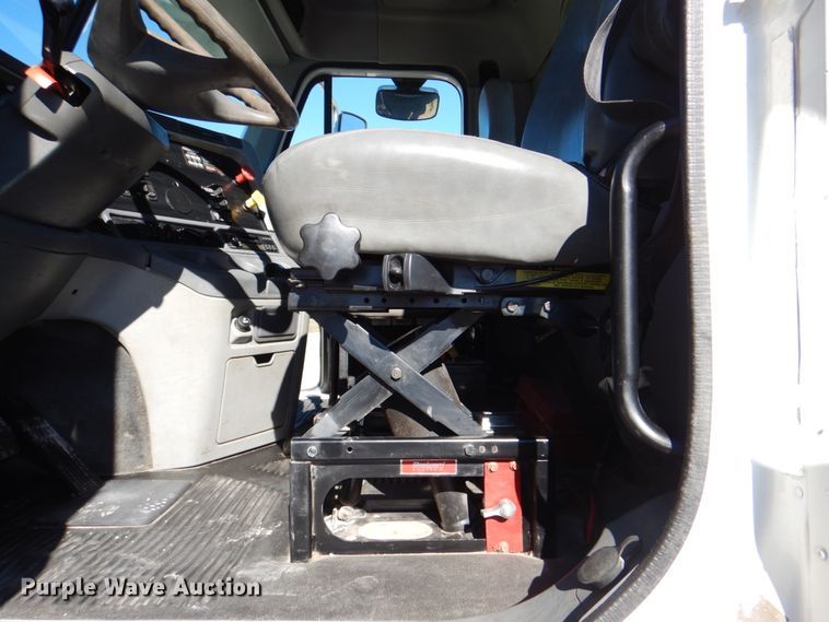 image for item DH5299 2005 Freightliner Columbia 120 semi truck